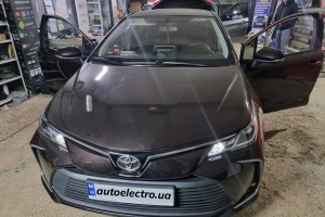 Toyota Corolla - встановлення штатної магнітоли та камери заднього виду