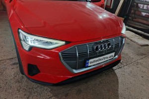 Audi e-tron - встановлення оригінальної камери заднього виду