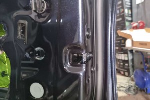 Volkswagen ID.6 - встановлення дотягувачів дверей