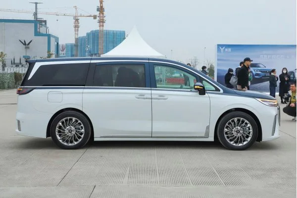 Электромобиль Voyah Dreamer 2022 EV