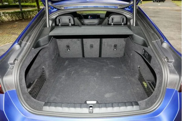 Електромобіль BMW i4