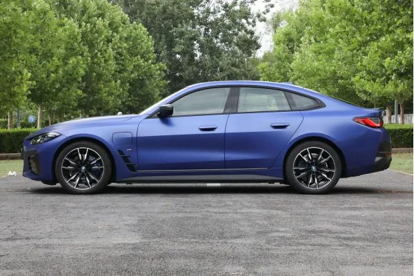 Електромобіль BMW i4