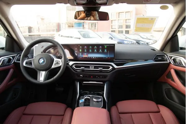 Електромобіль BMW i4