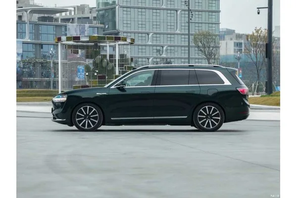 Гибридный автомобиль Aito M9