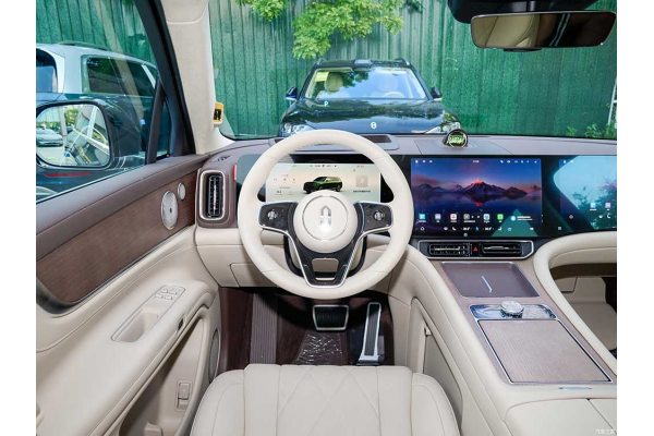 Гибридный автомобиль Aito M9