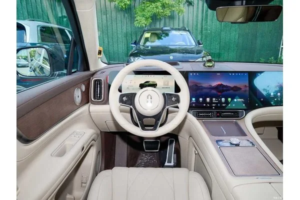 Гибридный автомобиль Aito M9