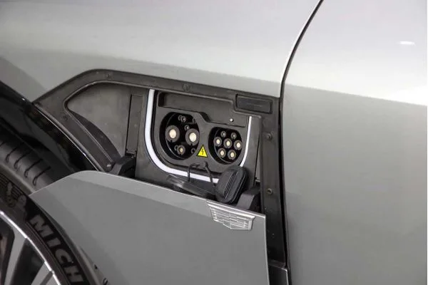 Электромобиль Cadillac LYRIQ