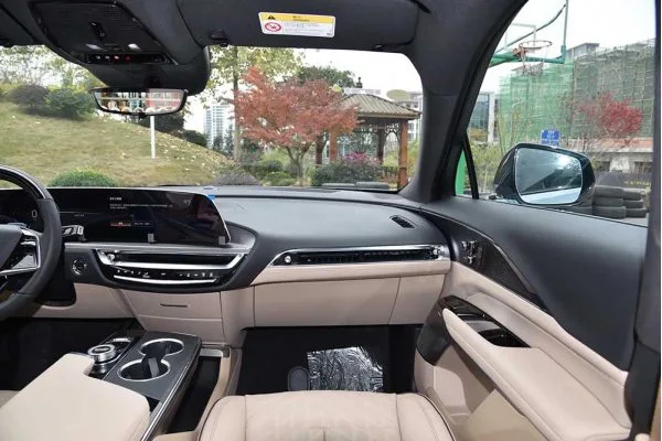 Электромобиль Cadillac LYRIQ