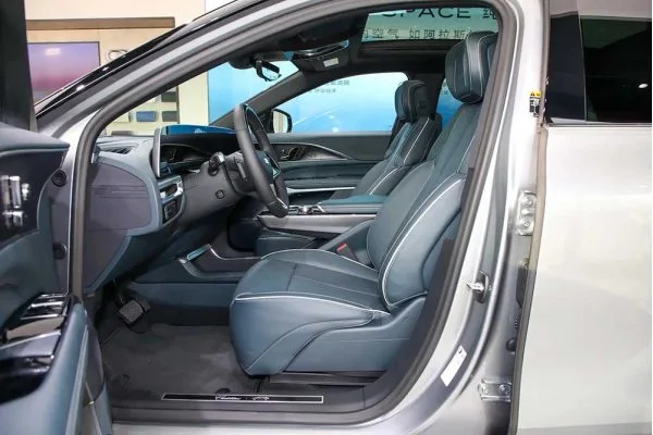 Электромобиль Cadillac LYRIQ