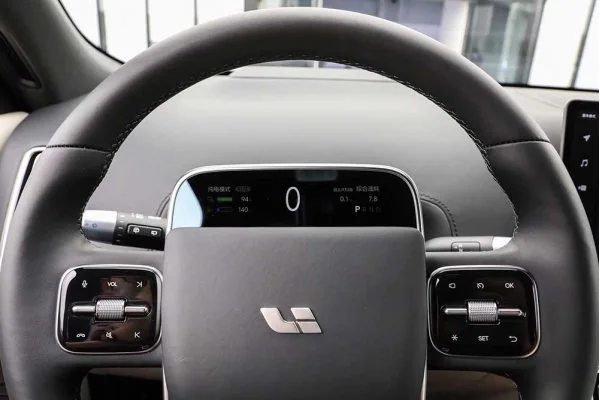 Гибридный автомобиль Li L9