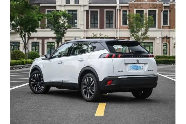 Электромобиль Peugeot e-2008