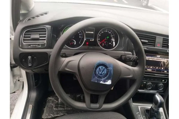Электромобиль Volkswagen e-Golf (базовая комплектация)