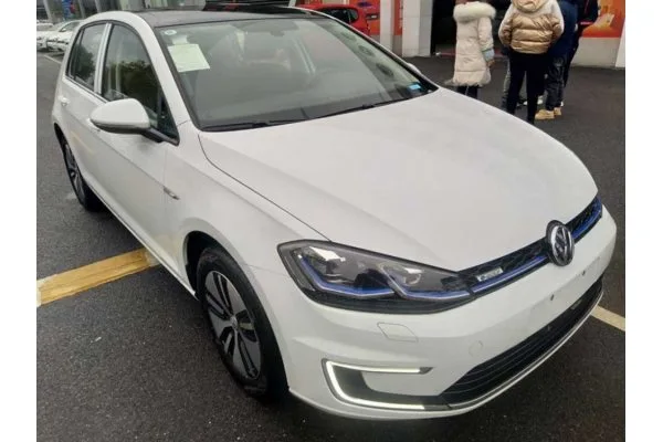 Электромобиль Volkswagen e-Golf (базовая комплектация)