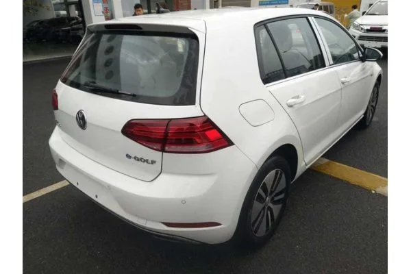 Электромобиль Volkswagen e-Golf (базовая комплектация)