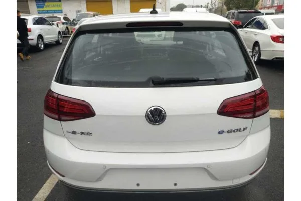 Электромобиль Volkswagen e-Golf (базовая комплектация)