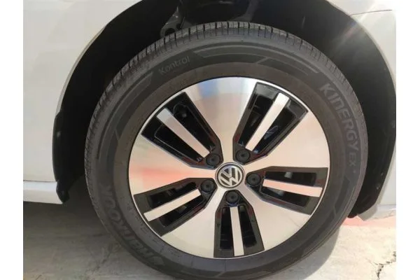 Электромобиль Volkswagen e-Golf (базовая комплектация)