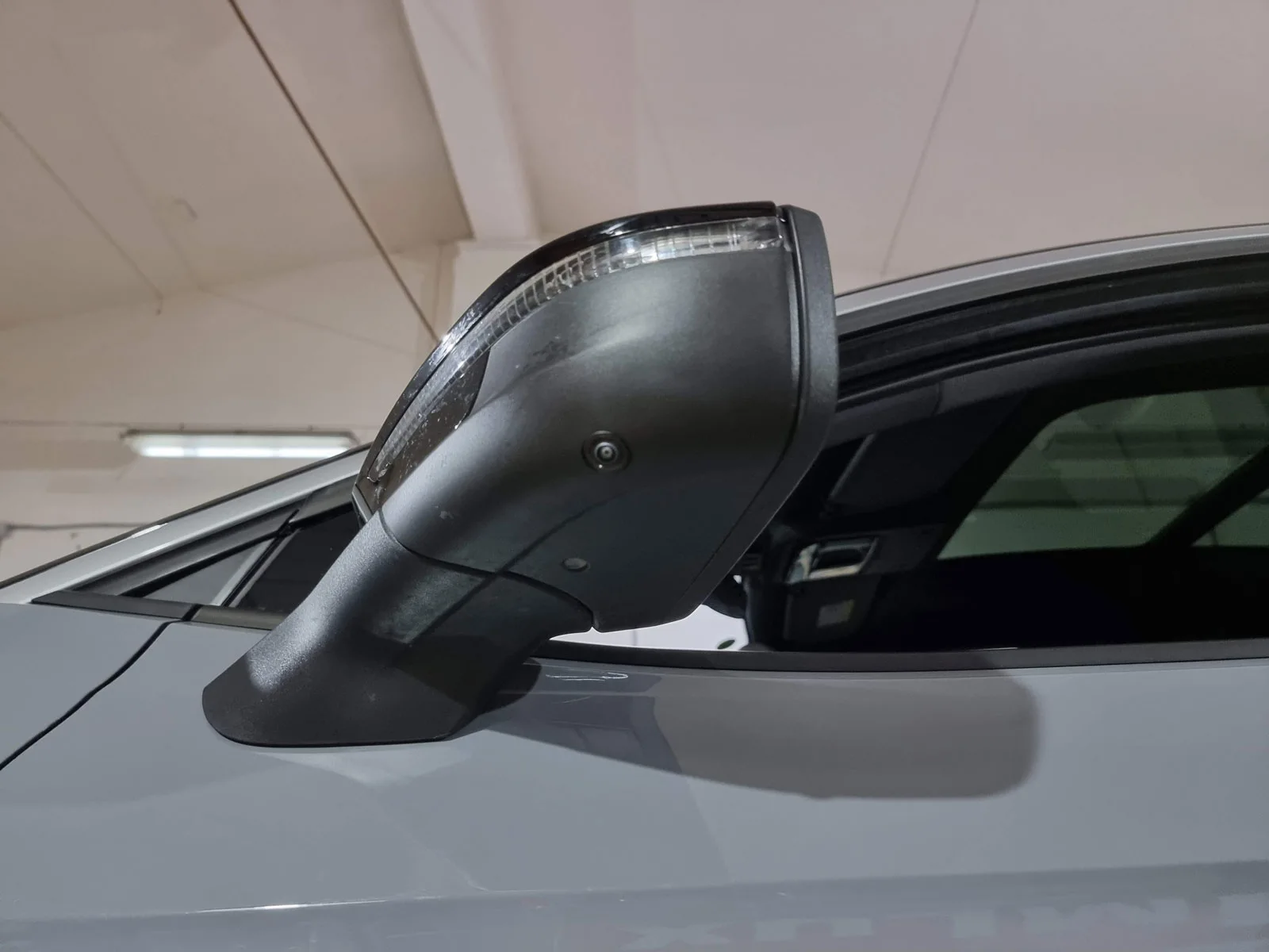 встановили камери у бічні дзеркала на VW id4