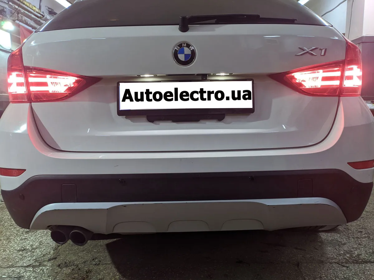 Установка камеры заднего вида и парктроников на BMW X1