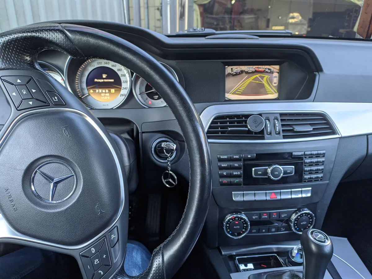 Установка камеры заднего и переднего вида на Mercedes С