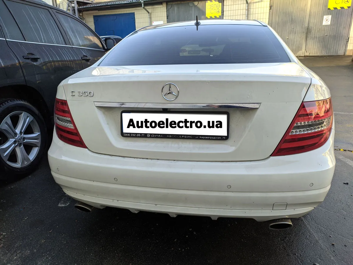 Установка камеры заднего и переднего вида на Mercedes С