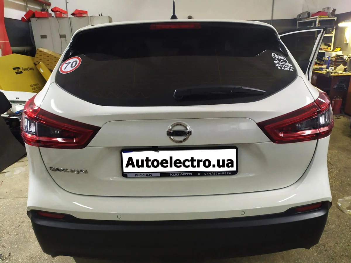 Установка штатной камеры заднего вида на Nissan Qashqai 