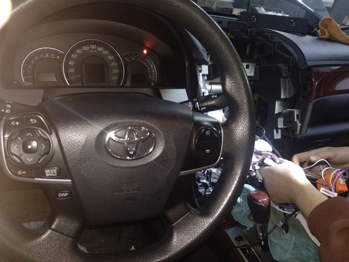 Установка штатной магнитолы на Toyota Camry V55